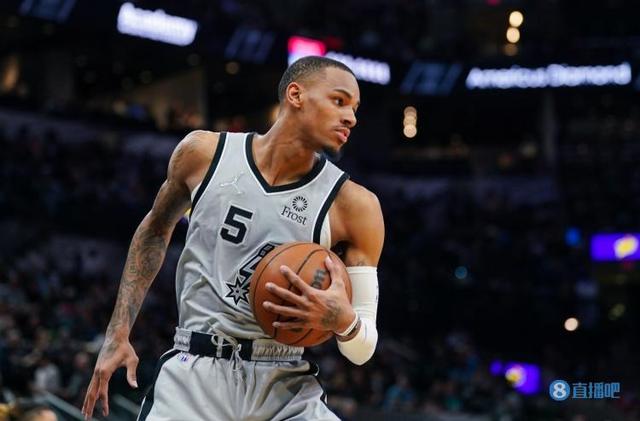 她在场上的 她在场上的